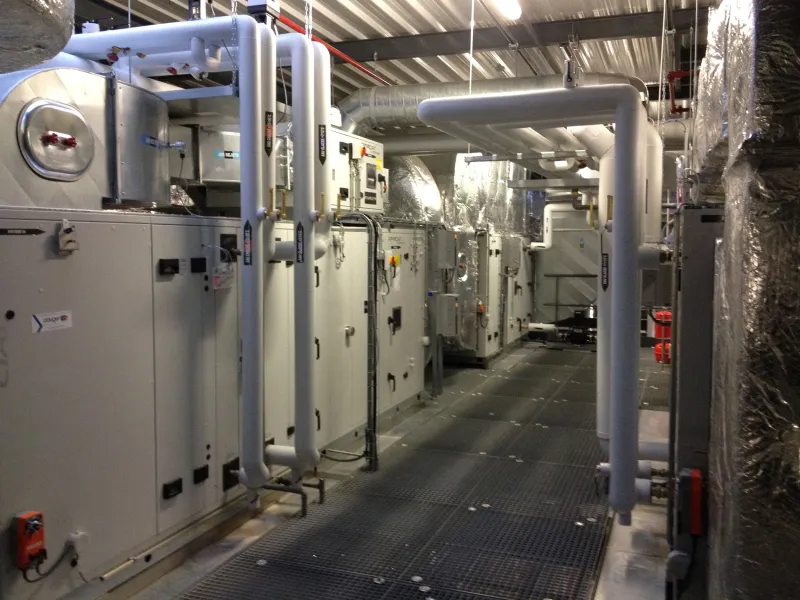 Sala de máquinas con unidades climatizadoras y conducciones técnicas.
